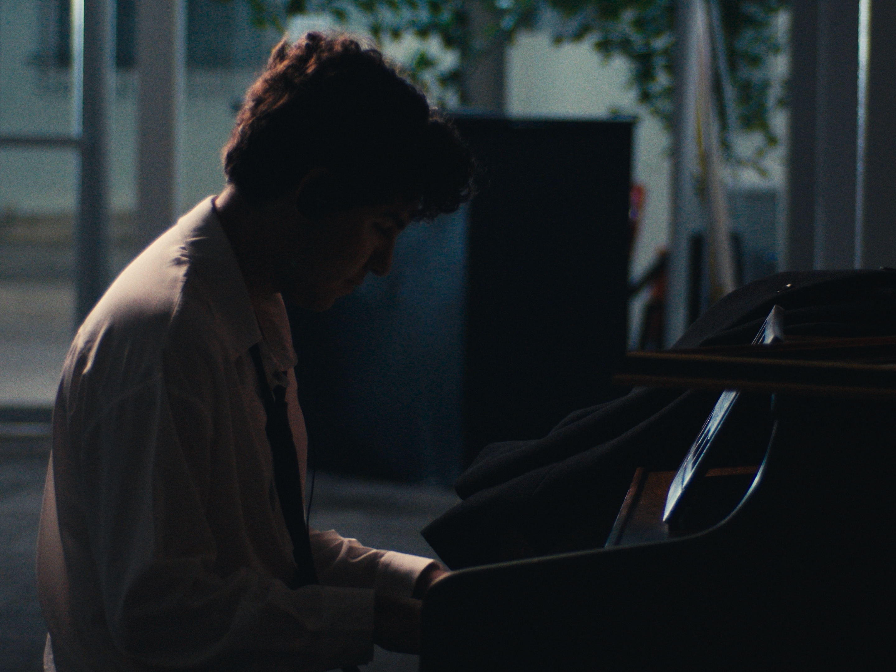 Keep on Falling, escena al piano